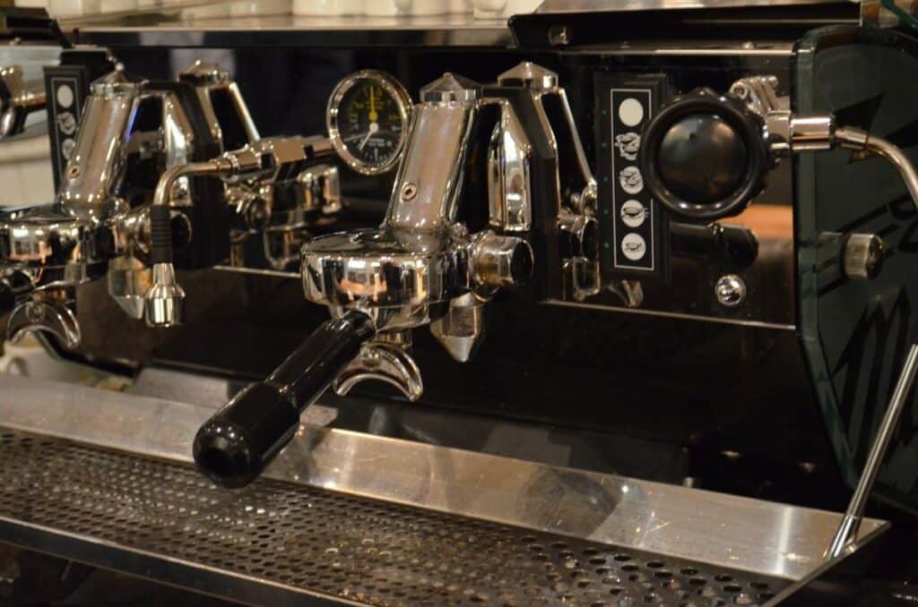 Professionele espressomachine met portafilter, stoompijp en drukmeter, klaar voor het bereiden van verse espresso en andere koffiespecialiteiten