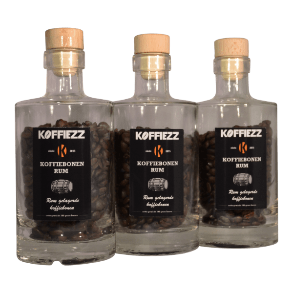Drie glazen flesjes met rum koffiebonen