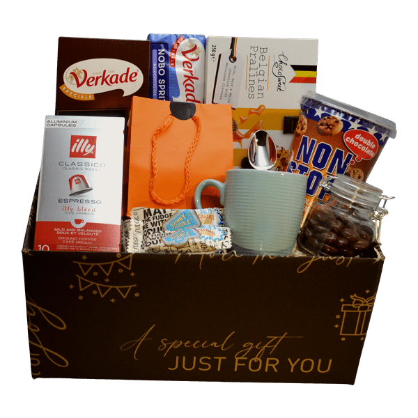 Luxe cadeaupakket met koffie cupjes, mok, chocolade en koekjes verpakt in een stijlvolle geschenkdoos