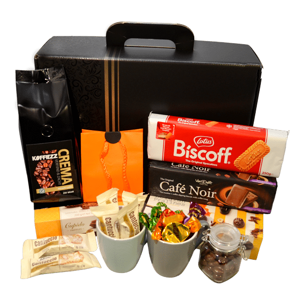Luxe cadeaupakket met koffie, mokken, chocolade, koekjes en snoepjes, verpakt in een stijlvolle geschenkdoos