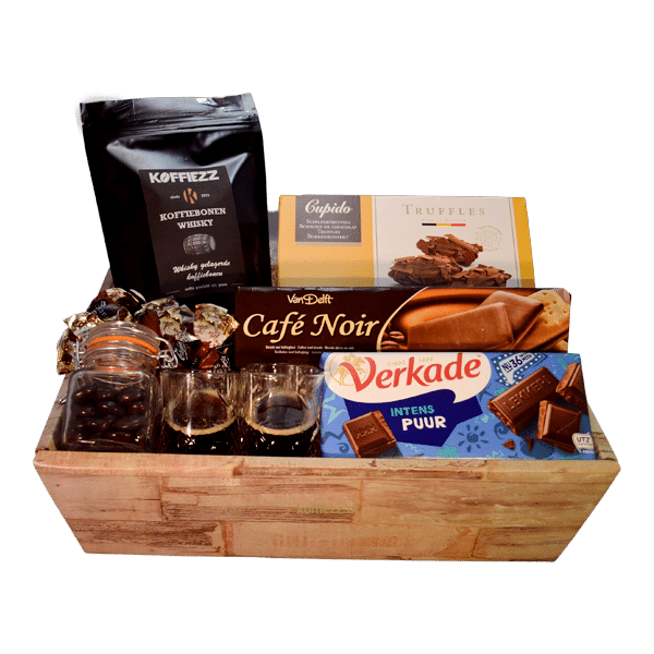 Luxe cadeaupakket met whisky koffiebonen, glazen, chocolade en koekjes verpakt in een sfeervolle geschenkdoos
