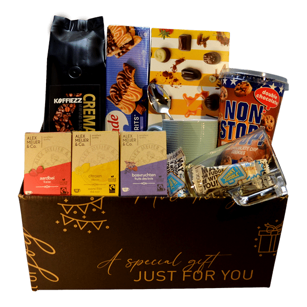 Luxe cadeaupakket met thee, mokken, chocolade, koekjes en snoepjes, verpakt in een stijlvolle geschenkdoos
