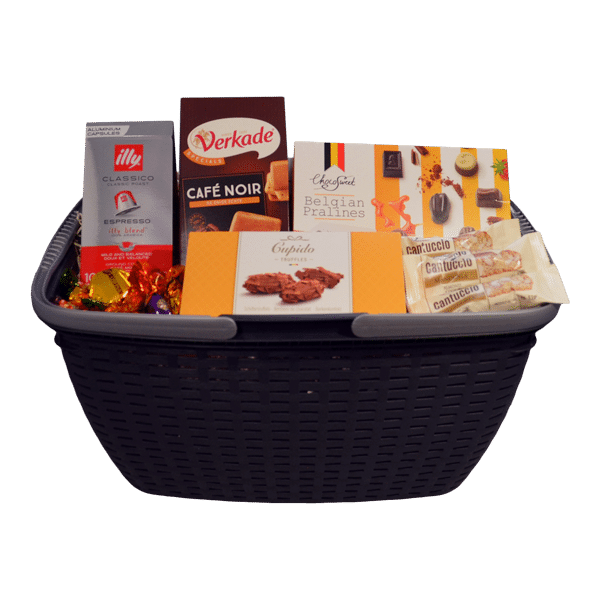 Luxe cadeaupakket met koffie cups, chocolade en koekjes, verpakt in een stijlvolle geschenkmand