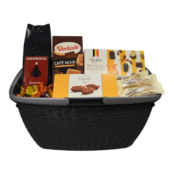 Luxe cadeaupakket met kerstkoffie, chocolade en koekjes, verpakt in een stijlvolle geschenkmand