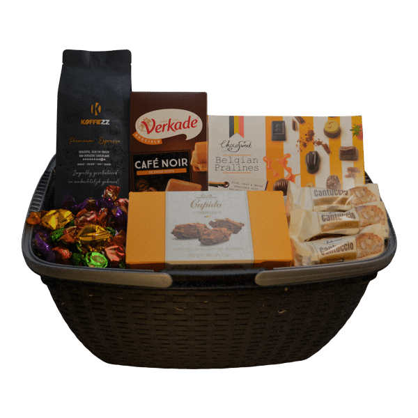 Luxe cadeaupakket met koffie, chocolade, koekjes en snoepjes, verpakt in een stijlvolle geschenkmand