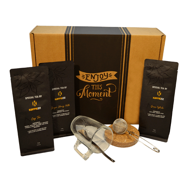 Luxe theecadeaupakket met drie soorten premium thee, een glazen theemok en theezeef, verpakt in een stijlvolle geschenkdoos met de tekst 'Enjoy This Moment'