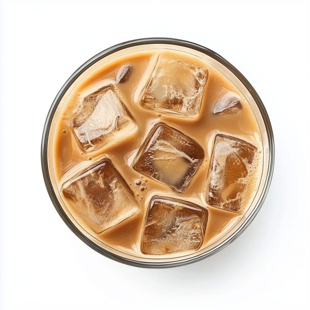 Bovenaanzicht van een glas ijskoffie met ijsblokjes