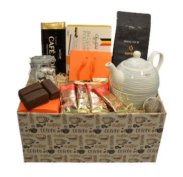 Luxe thee cadeaupakket met witte theepot, Belgische pralines, thee en chocolade, verpakt in een stijlvolle geschenkdoos