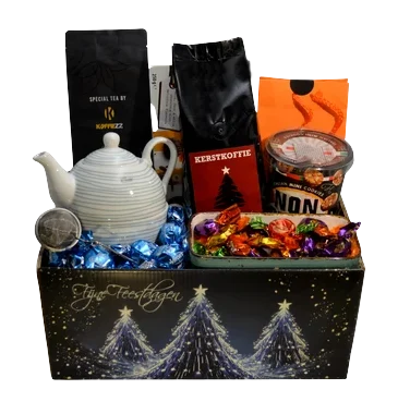 Luxe kerst cadeaupakket met thee, kerstkoffie, witte theepot, chocolade en koekjes verpakt in een sfeervolle geschenkdoos