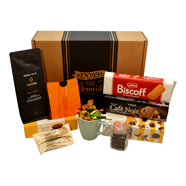 Luxe theecadeaupakket met premium thee, theemok, koekjes en snoepjes verpakt in een stijlvolle geschenkdoos met de tekst 'Enjoy This Moment'