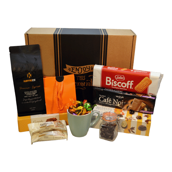 Luxe koffie cadeaupakket met premium koffie, koffiemok, koekjes en snoepjes verpakt in een stijlvolle geschenkdoos met de tekst 'Enjoy This Moment'