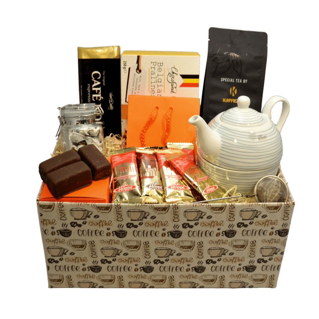 Luxe thee cadeaupakket met witte theepot, Belgische pralines, thee en chocolade, verpakt in een stijlvolle geschenkdoos
