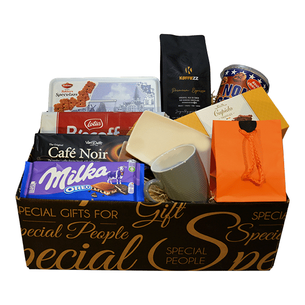 Luxe cadeaupakket met koffie, mok, schaaltje, chocolade en koekjes verpakt in een stijlvolle geschenkdoos