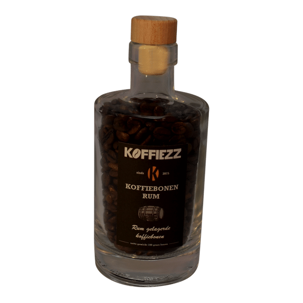 Rum koffiebonen in een glazen fles