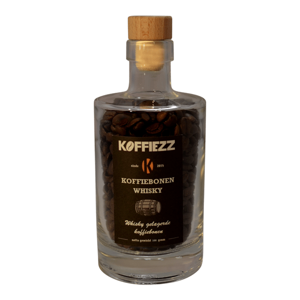 Whisky koffiebonen verpakt in een glazen fles