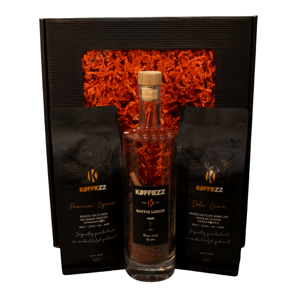 Luxe geschenkdoos met een fles koffielikeur en twee verpakkingen ambachtelijk gebrande koffiebonen, stijlvol gepresenteerd in een zwarte cadeauverpakking met oranje opvulmateriaal