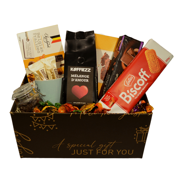 Luxe cadeaupakket met speciale koffie melange, mok, chocolade, koekjes en snoepjes verpakt in een stijlvolle geschenkdoos