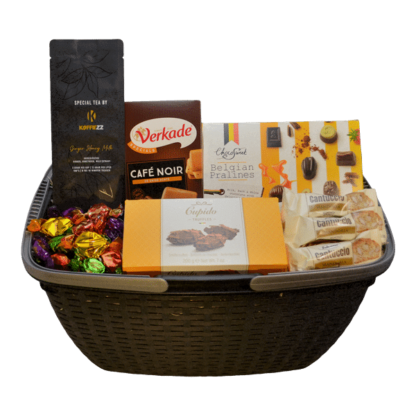 Luxe cadeaupakket met thee, chocolade, koekjes en snoepjes verpakt in een stijlvolle geschenkmand