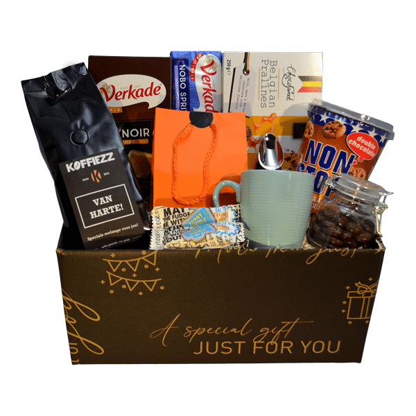 Luxe 'Van harte' cadeaupakket met koffie, mok, chocolade, koekjes en snoepjes verpakt in een stijlvolle geschenkdoos