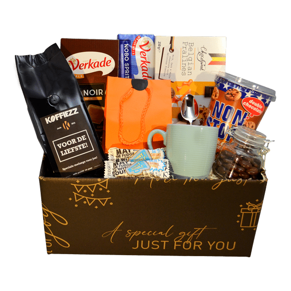 Luxe 'Voor de liefste' cadeaupakket met koffie, mok, chocolade, koekjes en snoepjes verpakt in een stijlvolle geschenkdoos