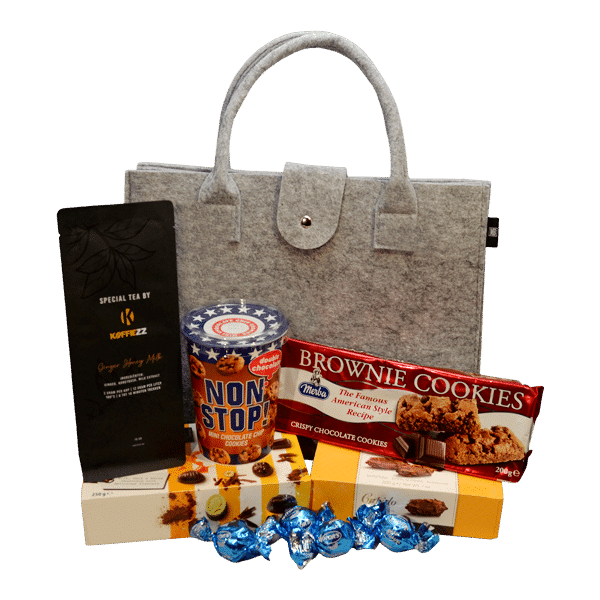 Stijlvol cadeaupakket in een grijze vilten tas met premium thee, chocoladekoekjes, chocolade en zoete lekkernijen